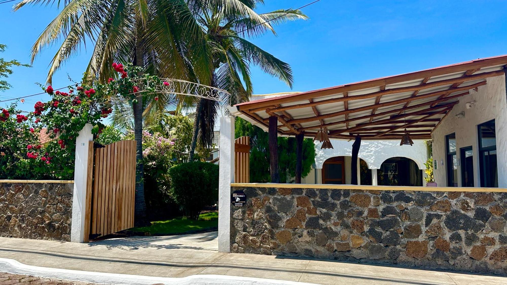 Hostal Suenos Silvestres Puerto Ayora  Exterior photo